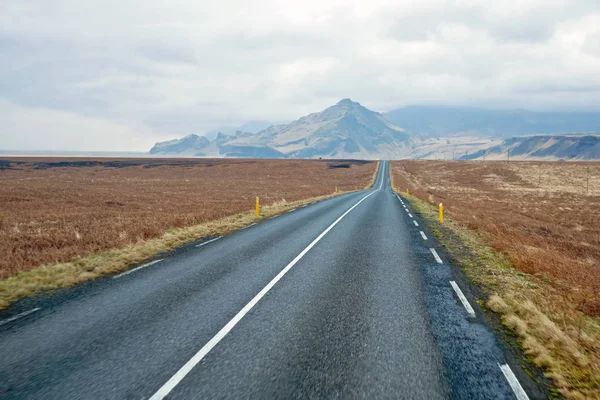 Estrada vazia no campo a partir da Islândia — Fotografia de Stock