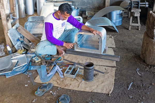 JAVA, INDONÉSIA - DEZEMBRO 21, 2016: Trabalhador fazendo utensílios de cozinha — Fotografia de Stock