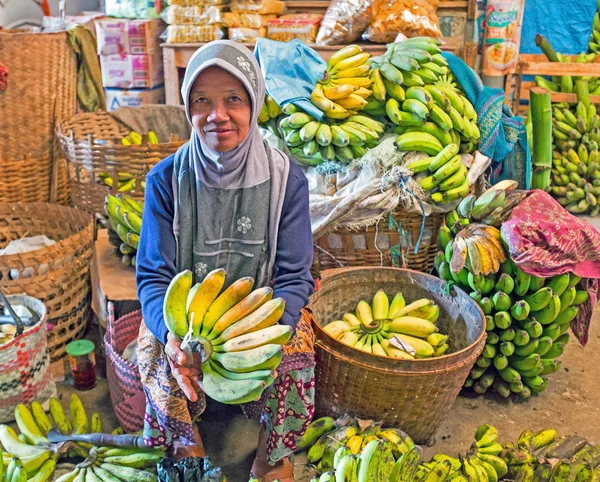 Java, Indonesië - 18 December 2016: Verkoop vrouw verkopen vegetab — Stockfoto