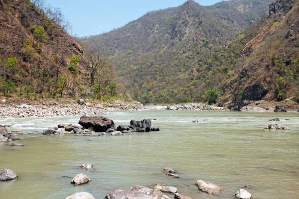 Aan de rivier de Ganges in de buurt van Laxman Jhula in India — Stockfoto