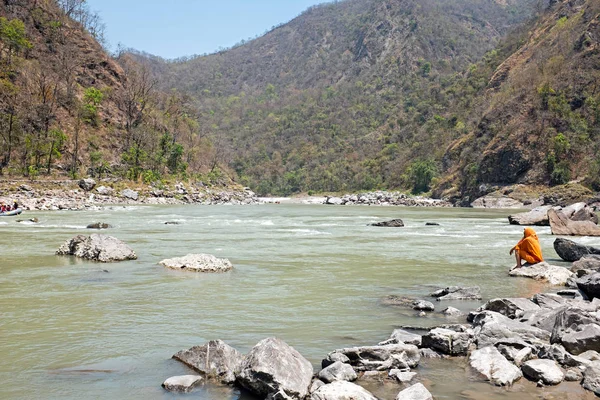 Yakınındaki Laxman Jhula Hindistan'da Ganj Nehri üzerinde göster
