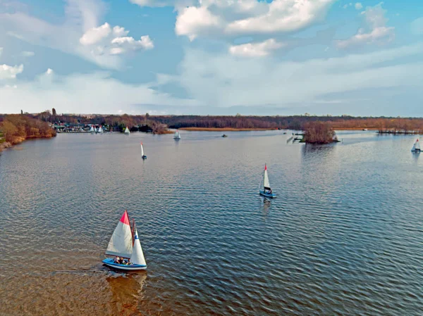 Aerial de vela sobre o plassen loosdrechtse nos Países Baixos — Fotografia de Stock