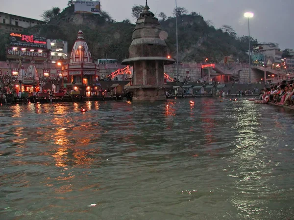 HARDWAR, INDIA - MARCH 13, 2003: People doing puja at the holy r — Stock Photo, Image