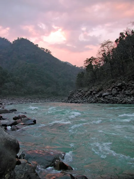 De wilde rivier de Ganges in India in de buurt van Phoolchatti bij zonsondergang — Stockfoto