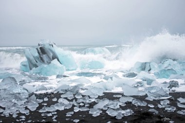 Elmas plaj gün batımında İzlanda'daki Jokulsarlon lagoon yakınındaki