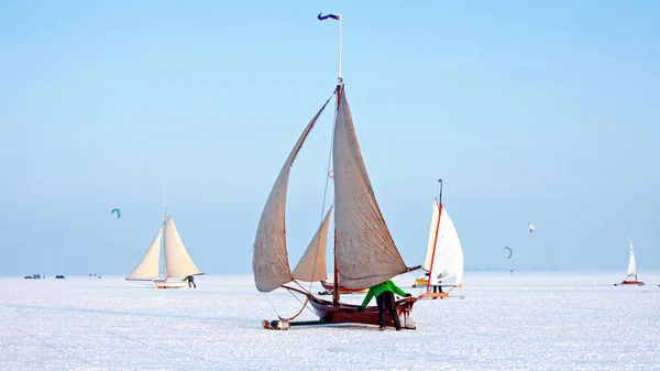 Navegación en hielo en un frío día de invierno en el Gouwzee en los Países Bajos —  Fotos de Stock