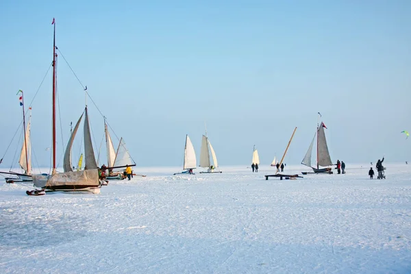 Ice segling på en kall vinterdag på Gouwzee i Nederländerna — Stockfoto