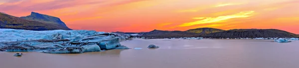 Jokulsarlon lodem jeziora w Islandii o zachodzie słońca — Zdjęcie stockowe