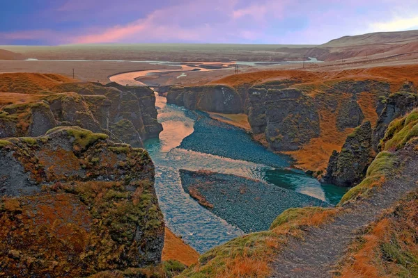 Ущелье Фьярдрарглюфур в Исландии на закате — стоковое фото