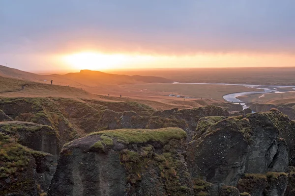 İzlanda üzerinde Fjadrargljufur gorge, güneş doğarken görüntülemek