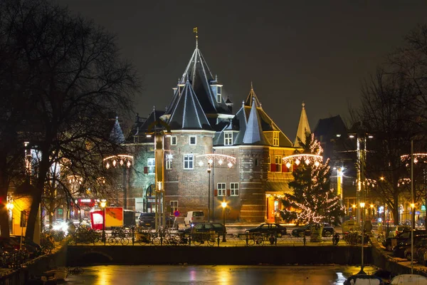 Kersttijd op de Nieuwmarkt te Amsterdam bij nacht in de Ne — Stockfoto