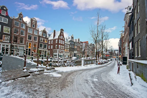 Ámsterdam nevada en los Países Bajos en invierno —  Fotos de Stock