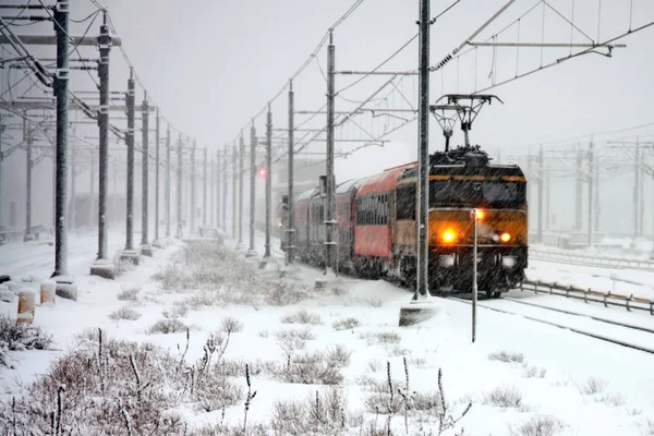 Trein rijden in zware sneeuwstorm in Amsterdam Nederland — Stockfoto