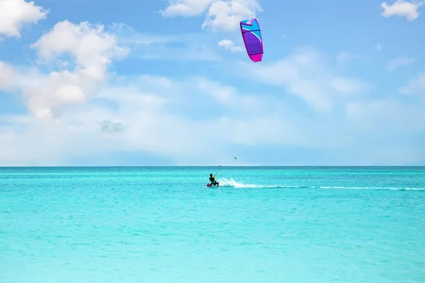 Kite surfing at Aruba island in the caribbean sea — Stock Photo, Image