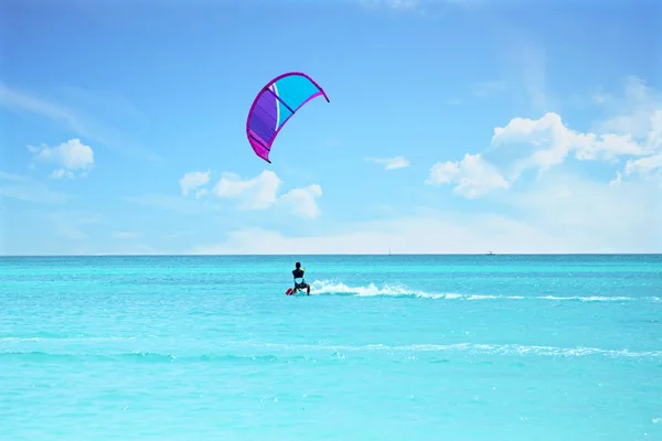 Kite surfing at Aruba island in the caribbean sea — Stock Photo, Image