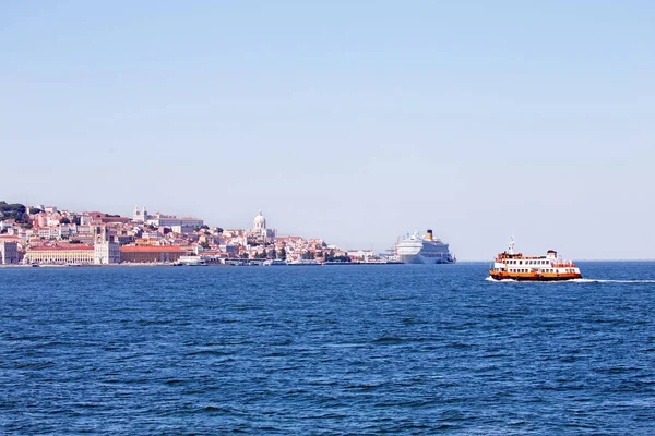 Bekijk op Lissabon op de rivier de Taag in Portugal — Stockfoto