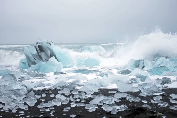 Diamond beach in de buurt van Jokulsarlon lagoon in IJsland bij zonsondergang — Stockfoto