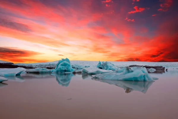 Solheimajokull ledovce na Islandu při východu slunce — Stock fotografie