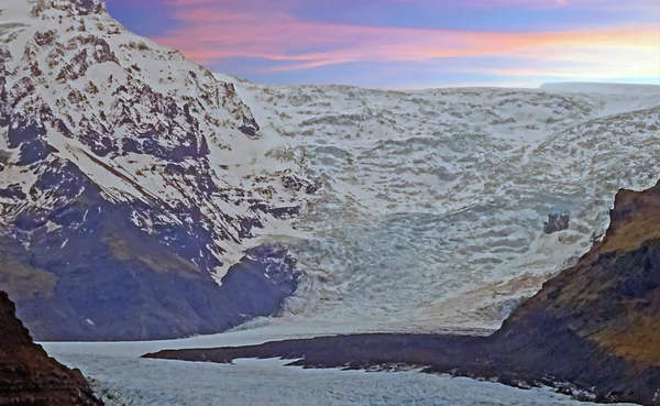 Solheimajokull gletsjer in IJsland bij zonsondergang — Stockfoto