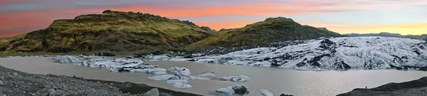 Solheimajokull gletsjer in IJsland bij zonsondergang — Stockfoto