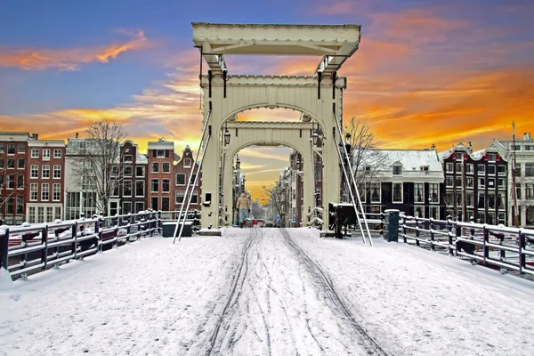 太陽で冬にオランダのアムステルダムで雪に覆われた小さな橋 — ストック写真
