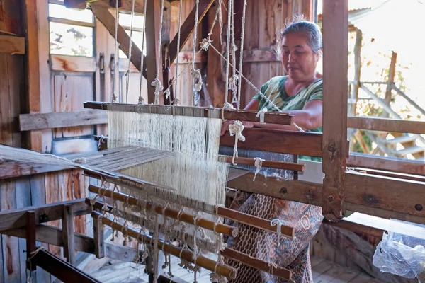 MANDALAY, MYANMAR - 22 NOVEMBRE 2015 : Femme travaillant sur un traditi — Photo