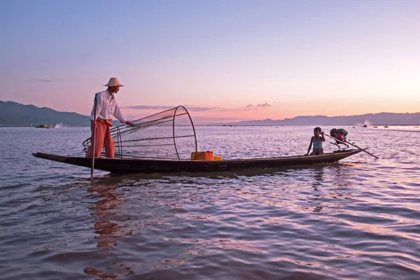 Rybář loví tradičním způsobem na jezeře Inle v Myanmaru — Stock fotografie