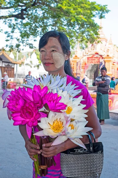 Mandalay, Μιανμάρ - Νοέμβριος 14,2015: γυναίκα πλανόδιος πωλητής sellin — Φωτογραφία Αρχείου