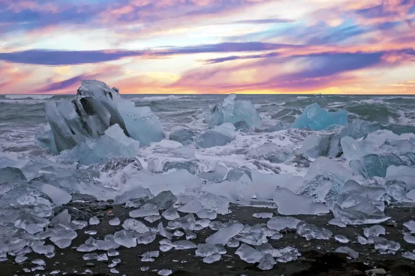 日落时在冰岛 Jkulsarlon 泻湖附近的钻石海滩 — 图库照片