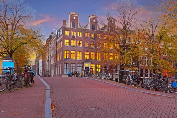 Amsterdam casas en el crepúsculo en los Países Bajos —  Fotos de Stock