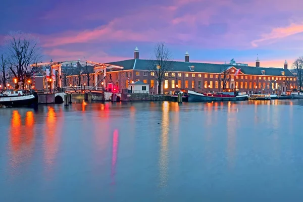 Malebné město na řece Amstel v Amsterdamu při západu slunce — Stock fotografie