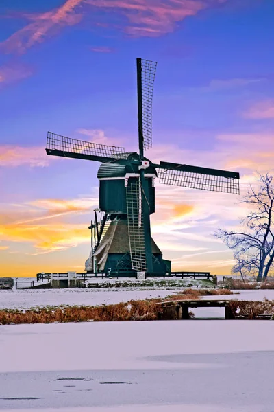 Снежная традиционная ветряная мельница в сельской местности из Нидерландов — стоковое фото