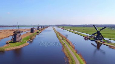 Hava üzerinden Hollanda'da doğal, geleneksel yel değirmenleri