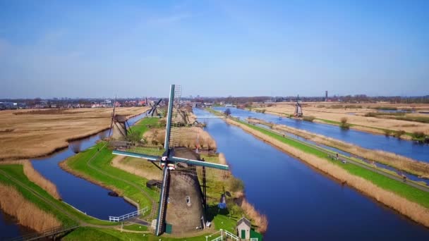 オランダのキンデルダイクで伝統的な風車から空中 — ストック動画