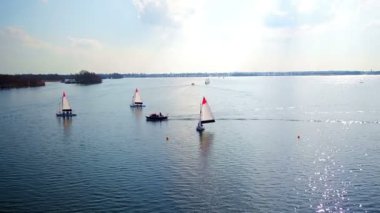 Göllerinin Utrecht Hollanda kırsal kesimde yelken gelen hava