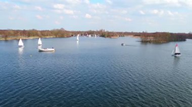 Göllerinin Utrecht Hollanda kırsal kesimde yelken gelen hava