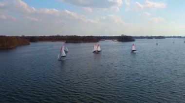 Göllerinin Utrecht Hollanda kırsal kesimde yelken gelen hava