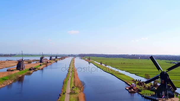 オランダのキンデルダイクで伝統的な風車から空中 — ストック動画
