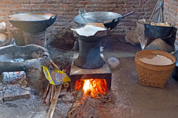 Нагрівання тіста на вогні, щоб зробити спагеті в старому стилі — стокове фото
