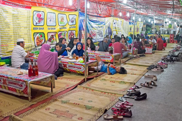 Java, indonesien - 16. dezember 2016: menschen essen in einer tradition — Stockfoto