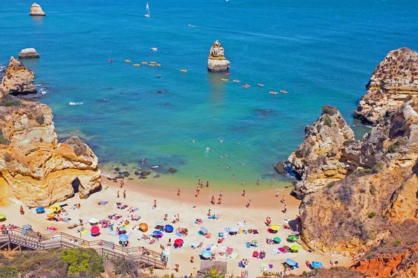 Turistika v Algarve na Praia D'Ana v Portugalsku Lagos — Stock fotografie