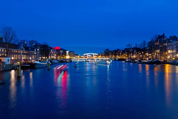 Ciudad escénica de Amsterdam en Navidad en el Amstel en la red — Foto de Stock