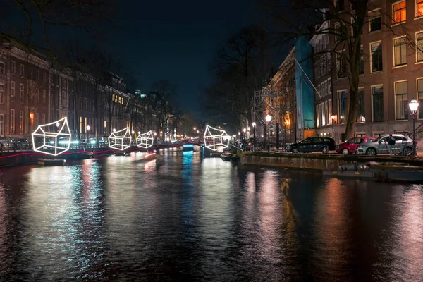Amsterdam luces en el centro de la ciudad en los Países Bajos por la noche — Foto de Stock
