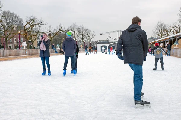AMSTERDAM, NETHERLANDS - JANUARY 9, 2018: ice skating on the ice — Stok Foto