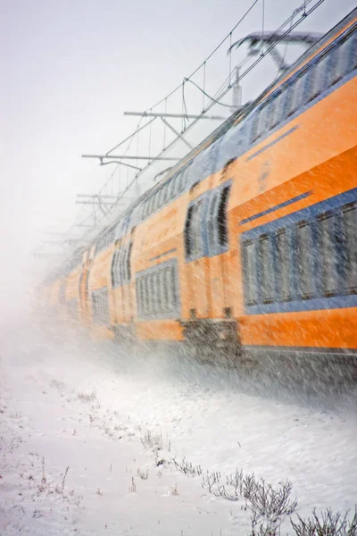 Trein rijden in een sneeuwstorm in Nederland — Stockfoto