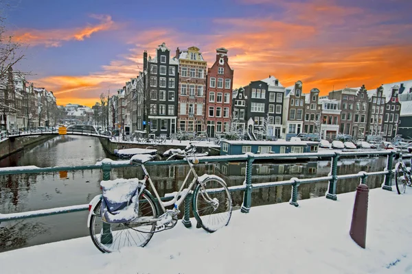 Stadtbild von Amsterdam im Winter in den Niederlanden bei Sonnenuntergang — Stockfoto