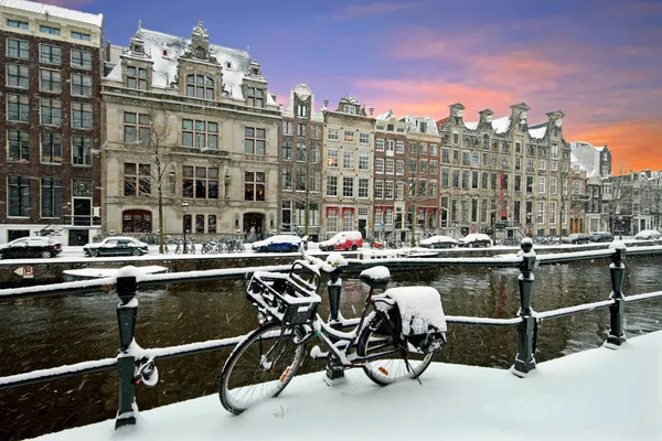 Amsterdam, pokryté sněhem v zimě v Nizozemsku na slunce — Stock fotografie
