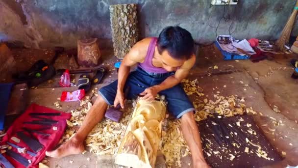 Trabajador Madera Creando Una Obra Arte Bali Indonesia — Vídeos de Stock