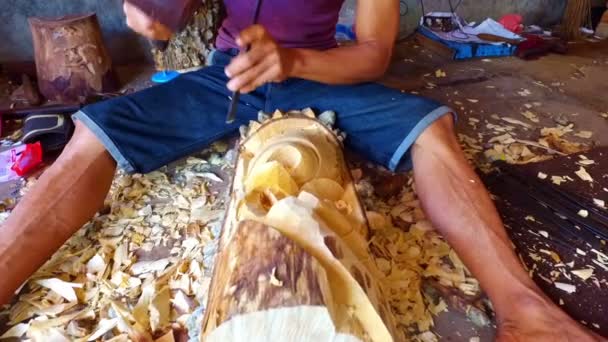 Trabajador Madera Creando Una Obra Arte Bali Indonesia — Vídeos de Stock