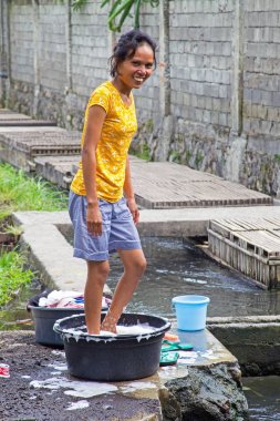 Lombok, Endonezya - 30 Aralık 2016: Eski bir çamaşır giysilerle